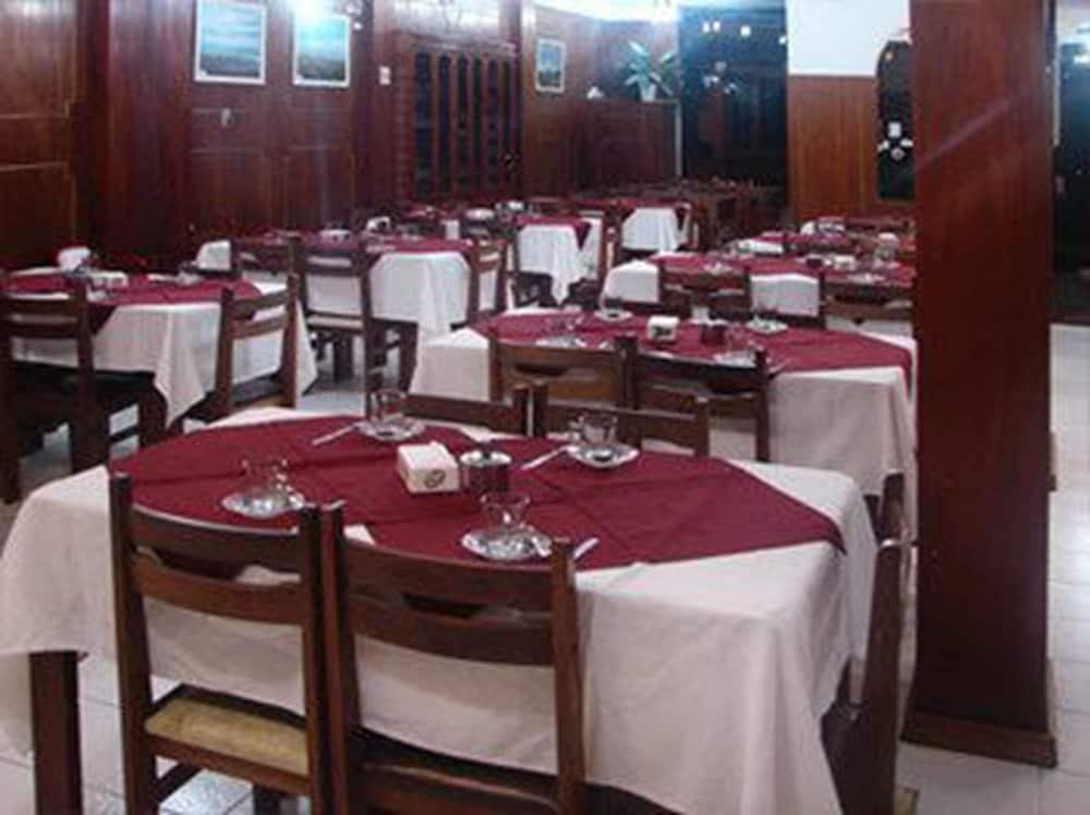 Cheltum Hotel Trelew Buitenkant foto